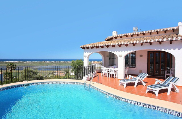 Alleinstehendes Ferienhaus mit W-LAN, privatem Pool, Klimaanlage, TV, Terrasse, Panoramablick