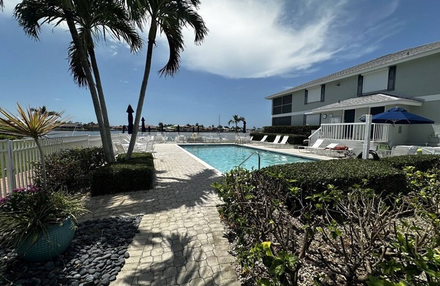 Wonderful Smokehouse Bay Club Condo on the Waterfront
