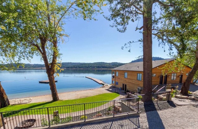 Wonderful Triplex Unit With Spectacular Lake View!