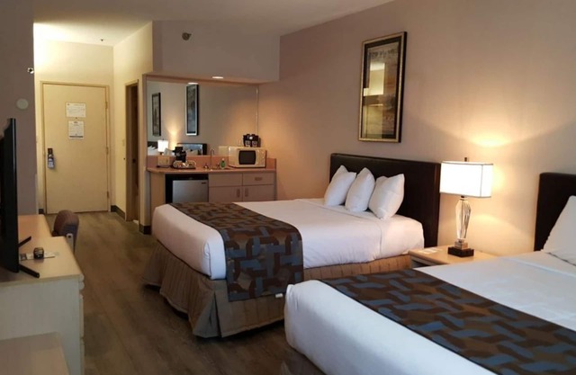 Wonderful Vacation Stay! Great Unit! Parking and Pool