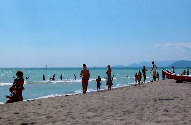 Wonderful villa for 6 guests with WIFI, TV, terrace and parking, close to Forte Dei Marmi