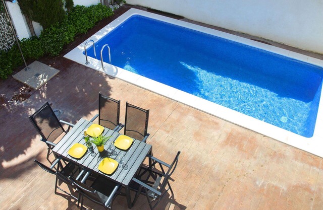 Schönes Ferienhaus mit privatem Pool, Klimaanlage, W-LAN, TV, Terrasse und Parkplatz