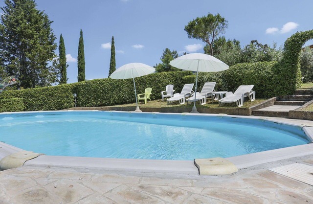 Atemberaubendes Ferienhaus mit privatem Pool, TV, Innenhof, Haustiere erlaubt und Parkplatz