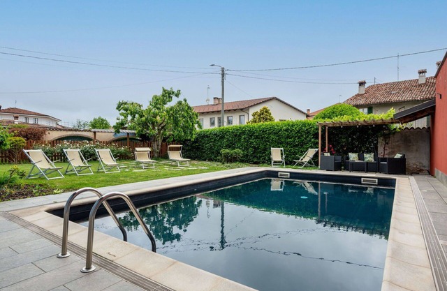 Wunderbares Ferienhaus mit Klimaanlage, Pool, W-LAN, TV, Terrasse, Haustiere erlaubt und Parkplatz