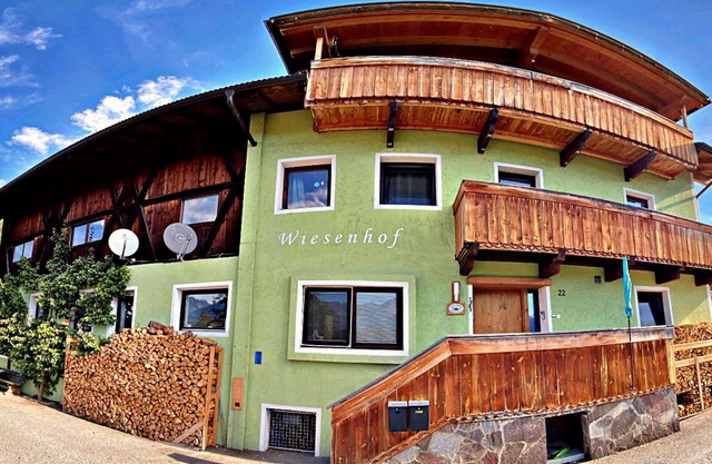 Atemberaubendes Ferienhaus für 4 Gäste mit W-LAN, TV, Balkon und Parkplatz