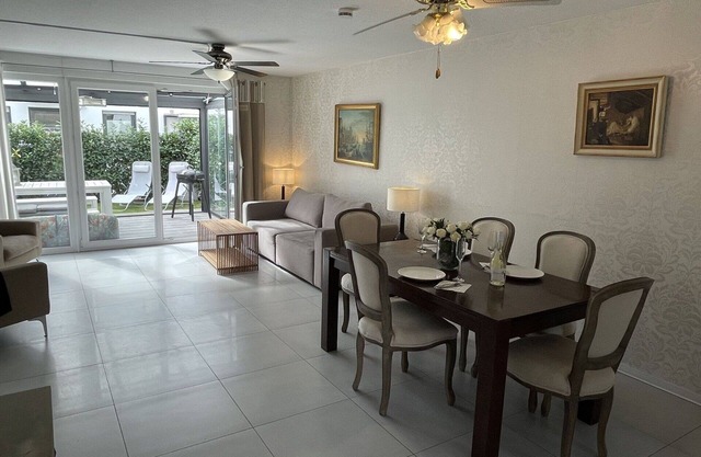 Atemberaubendes Ferienhaus für 6 Personen mit W-LAN, TV, Terrasse und Parkplatz