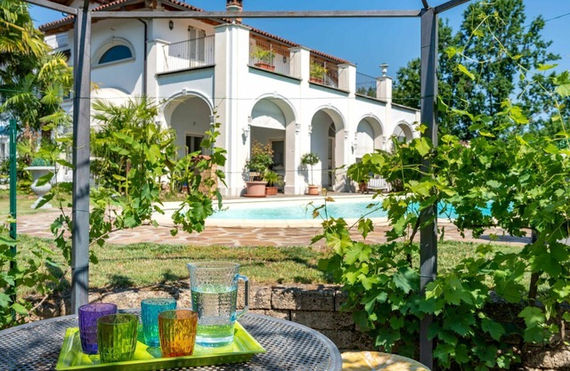 Atemberaubendes Ferienhaus für 7 Gäste mit W-LAN, Pool, TV und Parkplatz