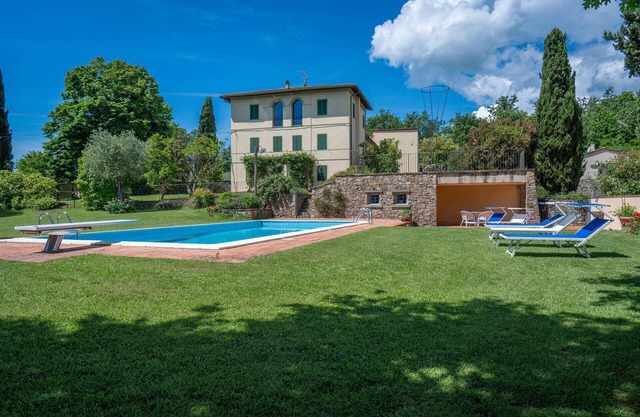 Schönes Ferienhaus für 8 Personen mit W-LAN, privatem Pool, TV, Haustiere erlaubt und Parkplatz