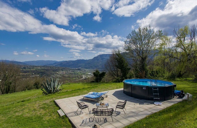 Schönes Ferienhaus mit W-LAN, privatem Pool, TV, Innenhof, Haustiere erlaubt und Parkplatz