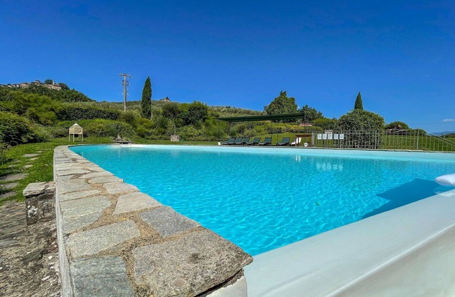 Ferienhaus mit Pool, W-LAN, TV, Innenhof, Haustiere erlaubt, Panoramablick, Parkplatz