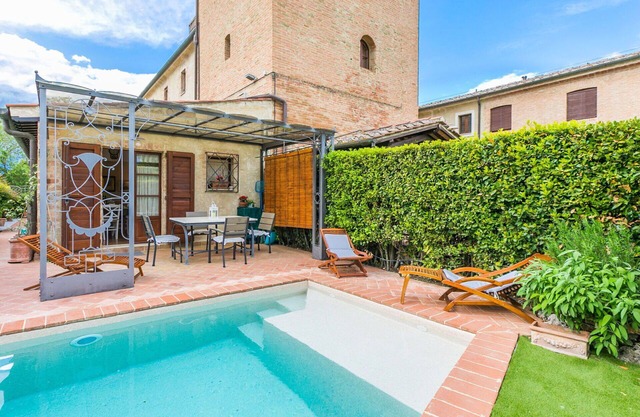 Atemberaubendes Ferienhaus mit privatem Pool, Whirlpool, W-LAN, TV, Terrasse und Parkplatz