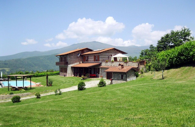 Schönes Ferienhaus für 8 Personen mit privatem Pool, W-LAN, TV, Innenhof und Parkplatz