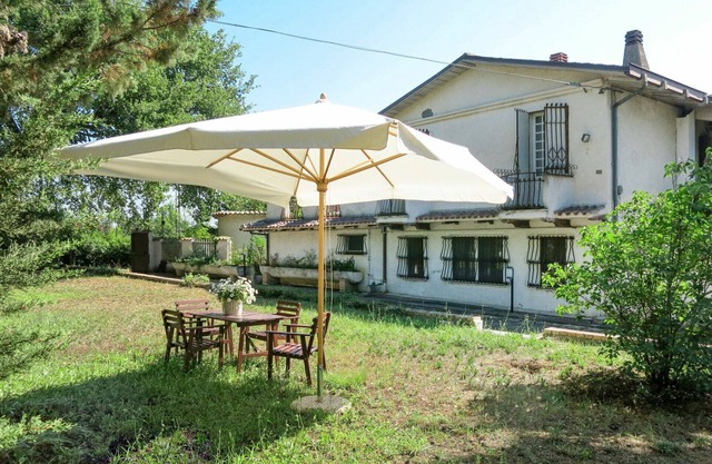 Atemberaubendes Ferienhaus für 6 Leute mit Whirlpool, Klimaanlage, TV, Terrasse und Parkplatz