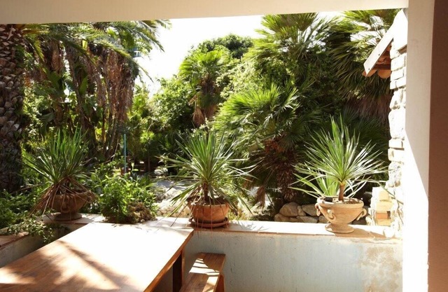 Villa umgeben von gruenem Land nah am Strand in ruhiger Lage