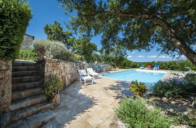 Herrliche Villa mit Pool (der mit nur einer anderen Wohnung geteilt wird)