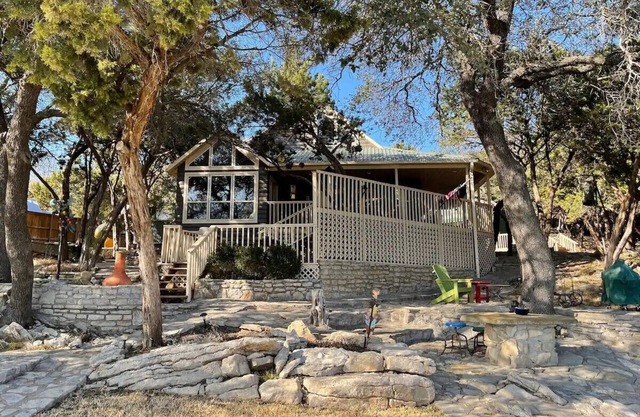 Wonderful WATERFRONT lake house for 14 guests!