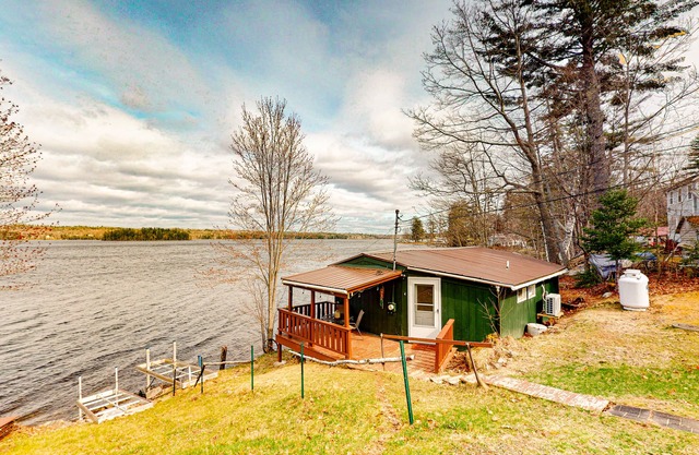 Wonderful waterfront escape with high-speed WiFi, deck, kitchenette & more