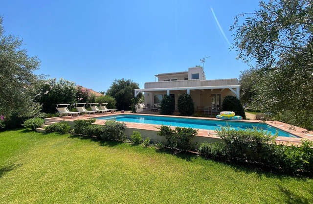 Wonderfull Villa with private pool on a sprawling coastal view