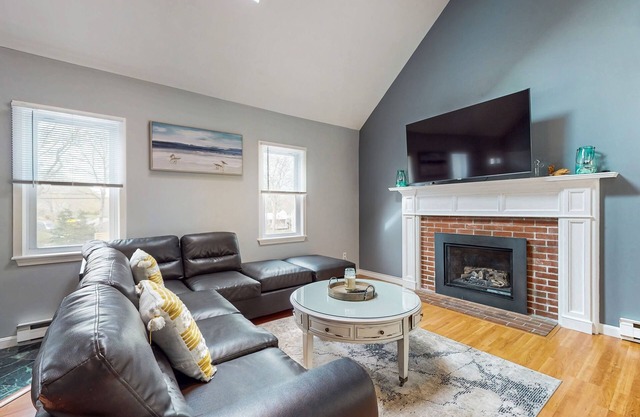 Wonderfully located home with 2 living rooms - near beach, bike path & golf
