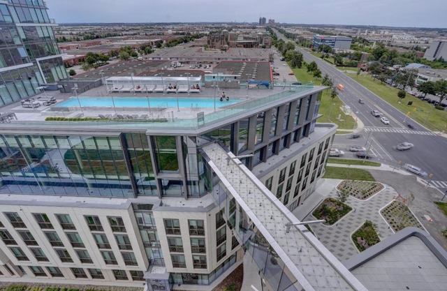 Wonderland Apartment in Vaughan