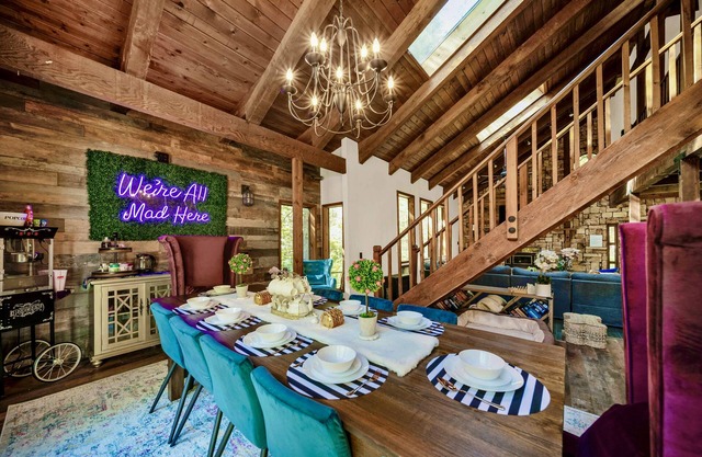 Wonderland ~ Dog friendly forest retreat, near lake, fast Wifi & EV charger