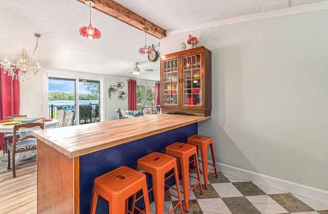 Wonderland: Waterfront + Game Room + Dog Friendly