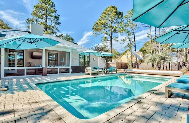 Wood Beach Retreat – Perfect 30A Location offering Easy Beach Access & Private Pool