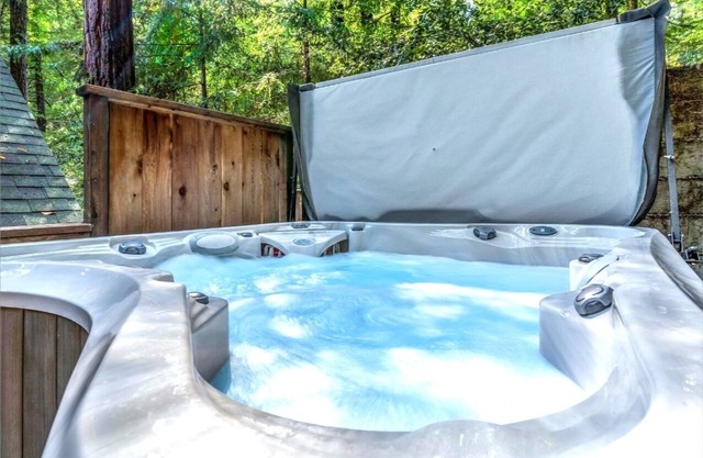 Wood Chalet: Contemporary Cabin in Redwoods! Peaceful, Modern Vibe!HtTb/WiFi!