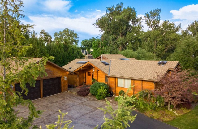 Wood Duck Lodge · Amazing cedar log home with private lake