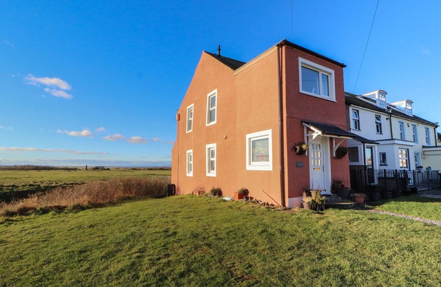 WOODBINE COTTAGE, country holiday cottage in Allonby