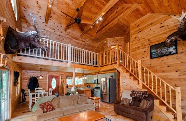 “Wooded Bliss” 💕Cabin in Bingham Maine!
