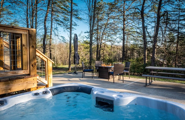 Wooded Circle - Barrel sauna, hot tub, fire pit