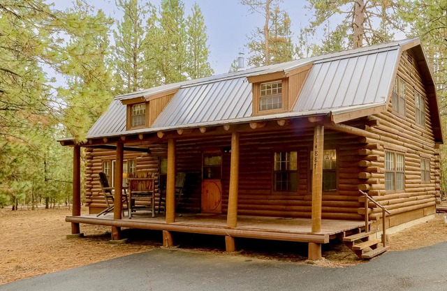 Wooded family-friendly home near trails w/WiFi, 2 decks, hot tub, washer/dryer