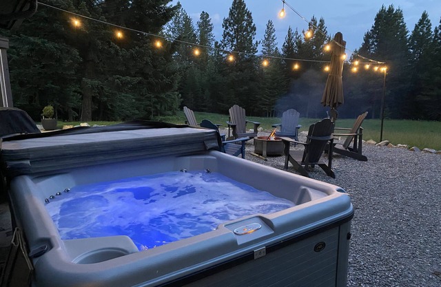 Wooded Getaway 30 Mins. Near Schweitzer w/ Hot Tub