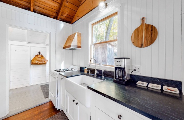 Wooded home on the pond with WiFi, wood stove, full Kitchen, loft, bunks, & dock
