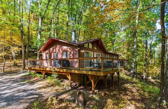 Wooded Nest, Cozy 3BR Chalet Near Spas & Hiking