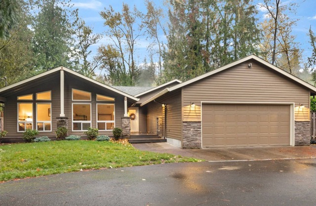 Wooded Riverside Retreat, Pet Friendly, Single Level, Open Layout, Hot Tub, BBQ, 20 Miles to Mt Hood