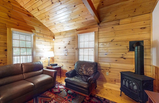 Wooded view cabin near hiking trails with kitchen & fireplace - dog-friendly