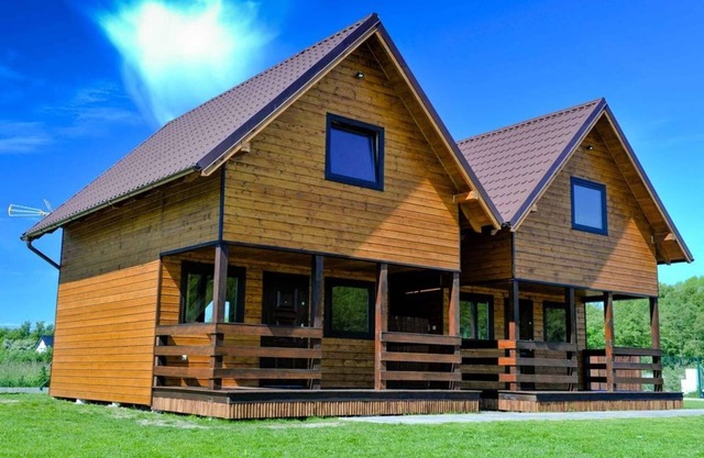 Holzhaus nahe ruhigem Strand in Polen