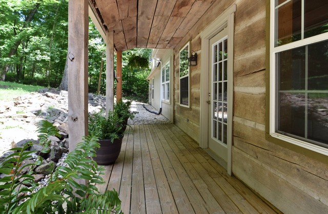 Woodland Cabin in Bloomfield on Deer Lake -perfect getaway