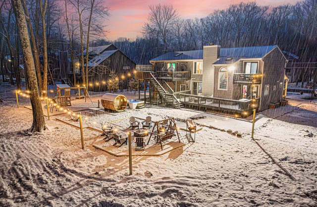 Woodland Escape; Sleeps 12, Firepit, Indoor and Outdoor Saunas, HotTub and more!