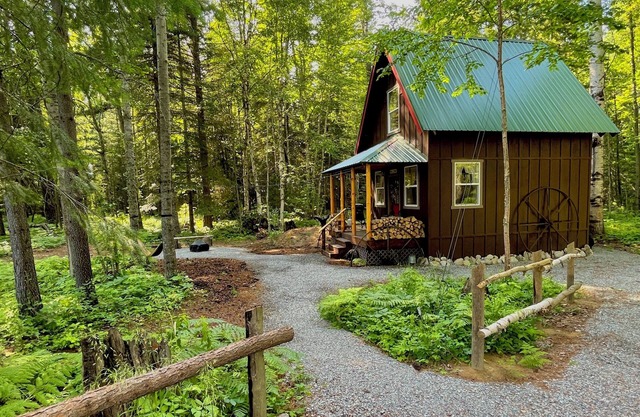 Woodland Hideaway Cozy Cabin in the Woods, Peaceful, Charming & Pet-Friendly