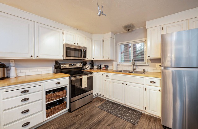 Woodland home with hot tub & fireplace - around the corner from beach path