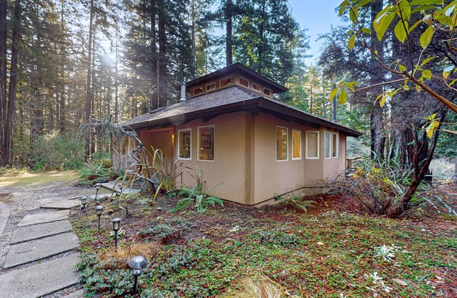 NEUE AUFLISTUNG! Waldhaus w / Whirlpool, Deck, Olivenbaum, in der Nähe von Strand-1 Hund OK