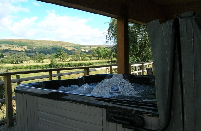 Woodland Lodge - A Five star luxury lodge with hot tub under cover.