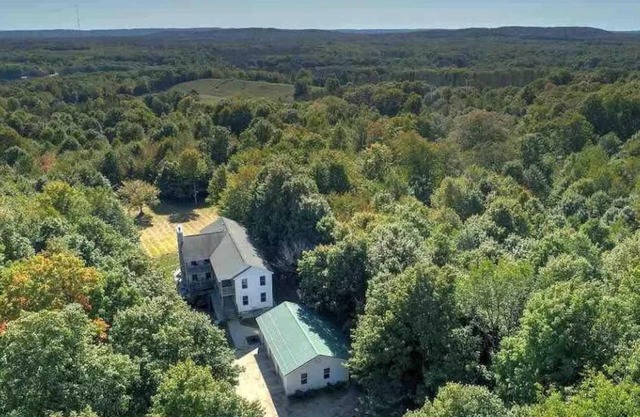 Woodland Lodge 40 acres close to Crystal Mountain