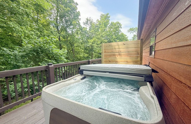 Spacious Cabin with Hot Tub Near Shawnee Forest! - Newly Renovated!