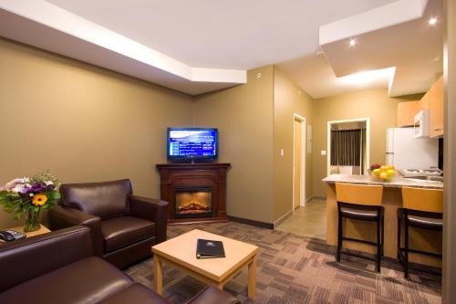 Woodlands Inn & Suites