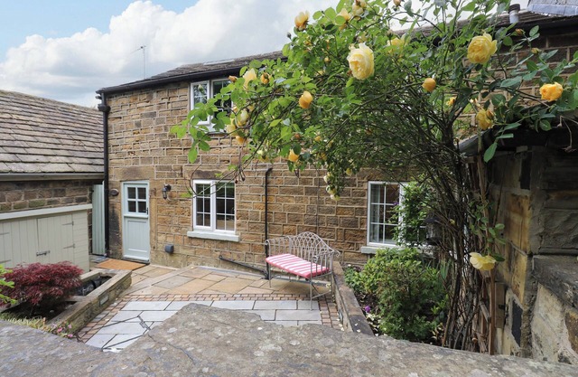 WOODMAN'S COTTAGE, pet friendly, with a garden in Newmillerdam