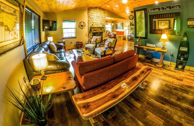 WOODS UPON A TIME: Lavish Hilltop Cabin w/Fishing Pond